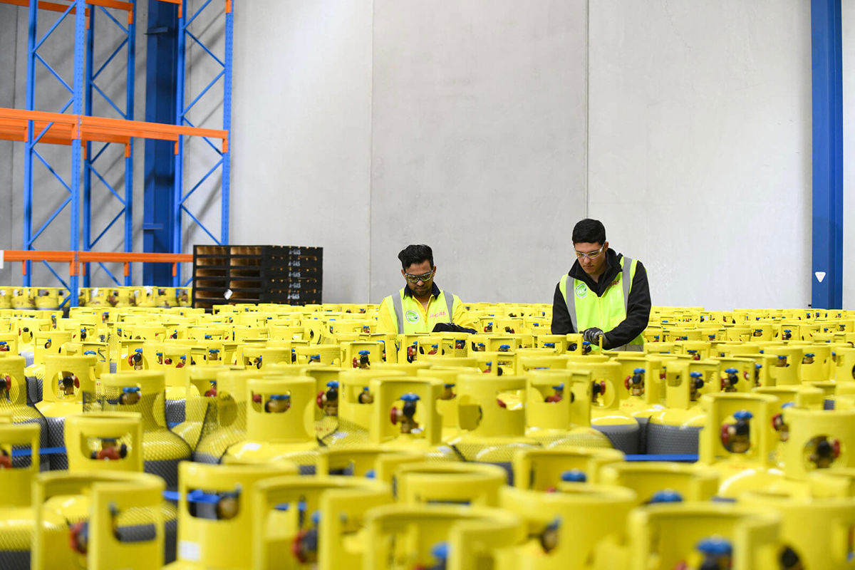 NZ Cylinders And Operators Wide Shot