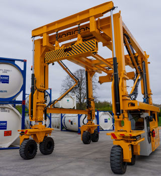 Straddle Carrier ISO Tanks (1)
